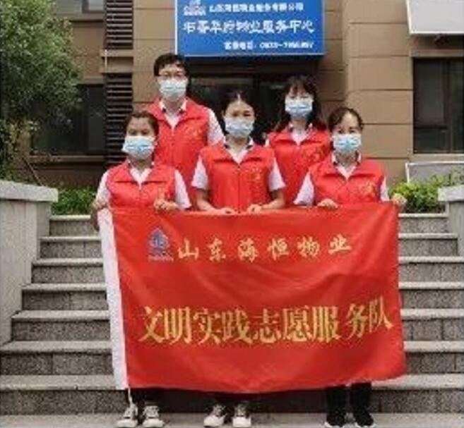 海恒物業(yè)文明實(shí)踐志愿服務(wù)隊(duì)和黨員先鋒隊(duì)發(fā)揮模范先鋒作用，測(cè)溫消殺，堅(jiān)守一線(xiàn)。
